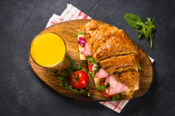 Sandwich de croissant sobre mesa negra. — Foto de Stock