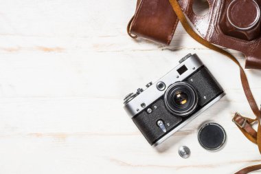 Beyaz arkaplanda eski bir film kamerası.