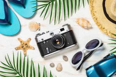 Beyaz arka planda yaz seyahati kavramı.