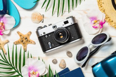 Beyaz arka planda yaz seyahati kavramı.