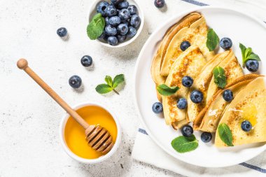 Beyaz masada yaban mersinli krep.