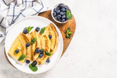 Beyaz masada yaban mersinli krep.