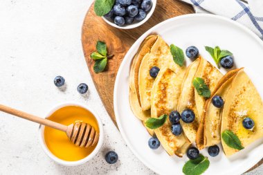 Beyaz masada yaban mersinli krep.