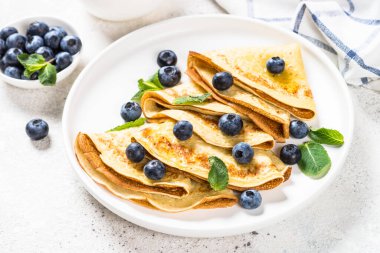 Beyaz masada yaban mersinli krep.