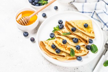 Beyaz masada yaban mersinli krep.