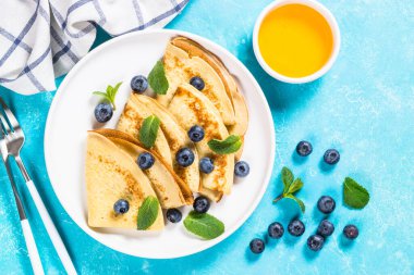 Beyaz masada yaban mersinli krep.