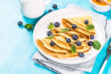 Mavi masada yaban mersinli krep..