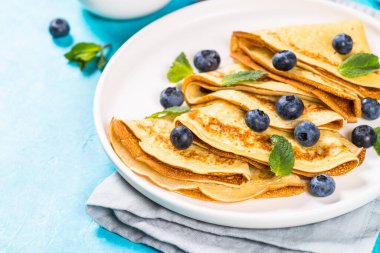 Mavi masada yaban mersinli krep..