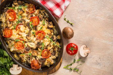 Sebze görünümlü fırında et..