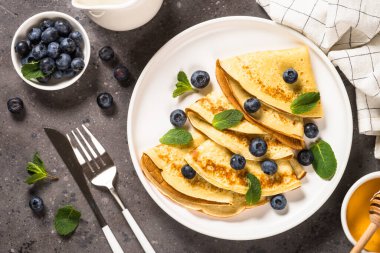 Yabanmersinli krep ve bal..