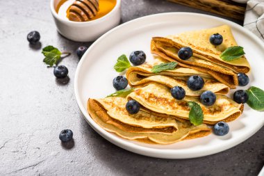 Yabanmersinli krep ve bal..