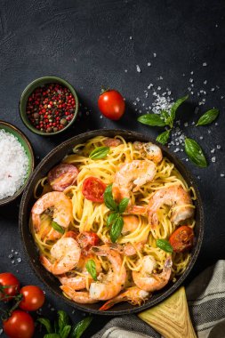 Siyah masadaki karidesli makarna..