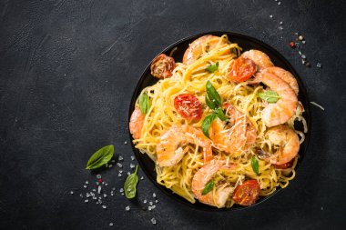 Siyah masadaki karidesli makarna..