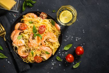 Siyah masadaki karidesli makarna..