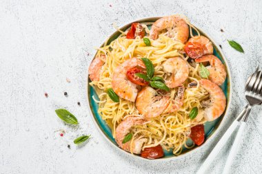 Beyaz masada karidesli makarna..