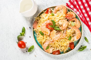 Beyaz masada karidesli makarna..