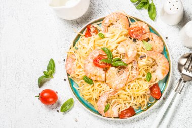 Beyaz masada karidesli makarna..