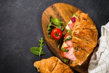 Siyah masada kruvasan sandviçi.