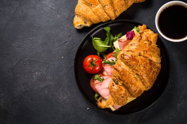 Siyah masada kruvasan sandviçi.