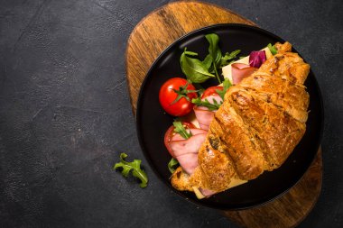 Siyah masada kruvasan sandviçi.