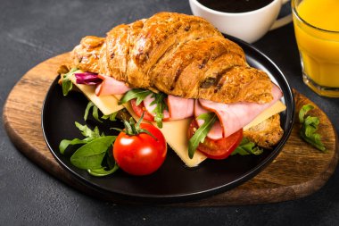 Siyah masada kruvasan sandviçi.