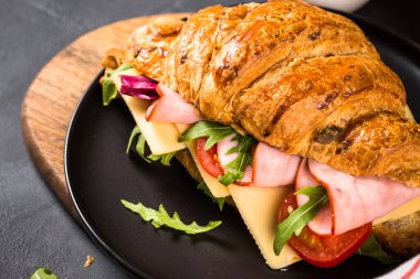 Siyah masada kruvasan sandviçi.