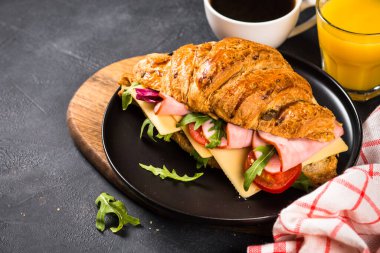 Siyah masada kruvasan sandviçi.