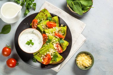 Ispanak üst görünümlü yeşil krepler.