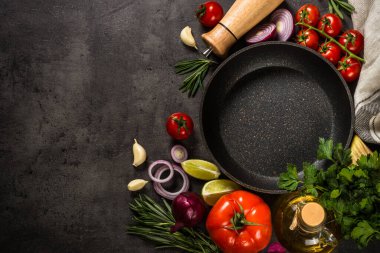 Siyah masada yemek pişirmek için gerekli malzemeler.