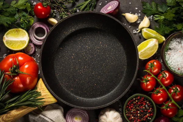 Ingredientes para cocinar en mesa negra. —  Fotos de Stock