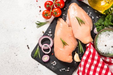 Beyaz masada baharatlı tavuk filetosu..