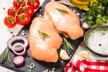 Beyaz masada baharatlı tavuk filetosu..