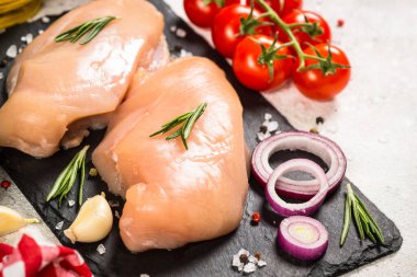 Beyaz masada baharatlı tavuk filetosu..