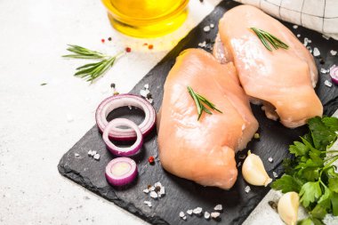 Beyaz masada baharatlı tavuk filetosu..