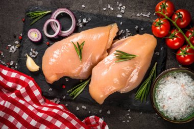 Siyah masada baharatlı tavuk filetosu..