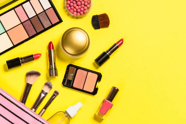 Makyaj uzmanı kozmetik üst görünümü.