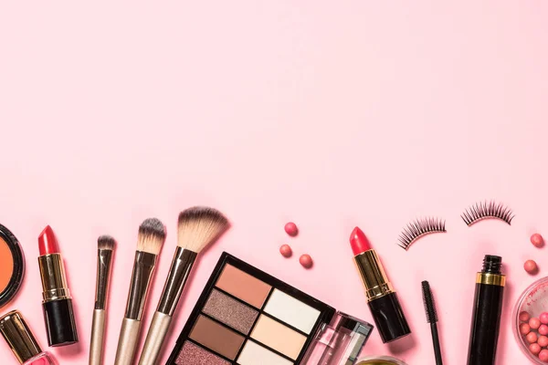 Kosmetyki profesjonalne makijaż na różowym tle. — Zdjęcie stockowe