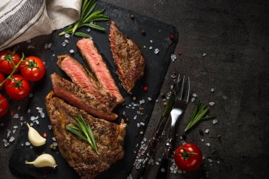 Siyah masada ızgara biftek..