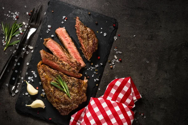 Bistecca di manzo alla griglia sul tavolo nero . — Foto Stock