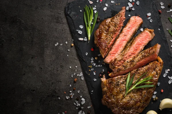 Bistecca di manzo alla griglia sul tavolo nero . — Foto Stock