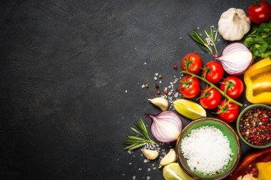 Yemek pişirme arka planı siyah masada.