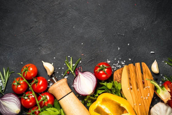 Fondo de cocina de alimentos en mesa negra. — Foto de Stock