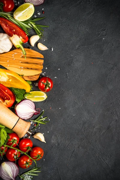 Fond de cuisson des aliments sur table noire. — Photo