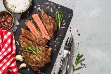 Siyah servis panosunda ızgara biftek..