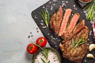 Siyah servis panosunda ızgara biftek..