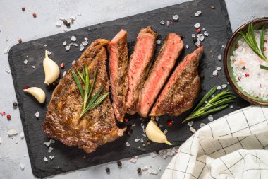 Siyah servis panosunda ızgara biftek..