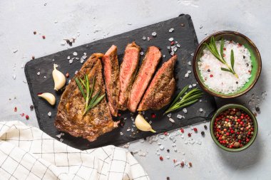 Siyah servis panosunda ızgara biftek..