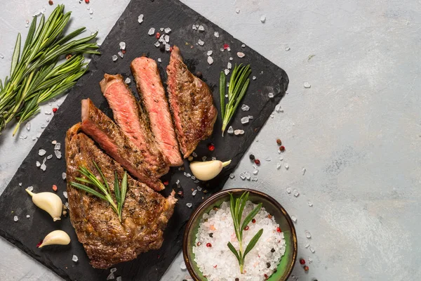 Grillezett marhahús fekete tálcán. — Stock Fotó