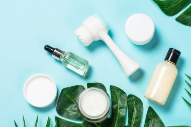 Mavi arkaplanda cilt bakım ürünü.