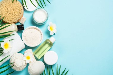 Spa tedavisi. Düz arkaplan maviye uzanıyor..